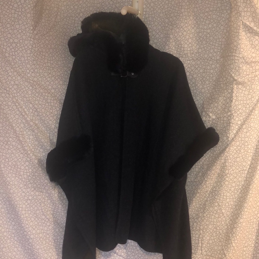Soft Wool cape lined w/fur Navy blue green inside.